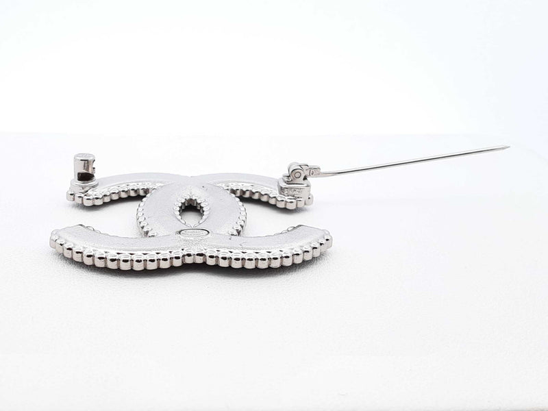 Chanel Cc Logo Silver-tone Brooch In Black Lambskin Leather & Strass Fw1125rzdu