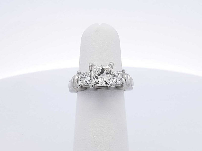 2.05 Cttw Diamond & Platinum Three-stone Ring 11.3 Grams Size 7 Fw0825lsxzdu