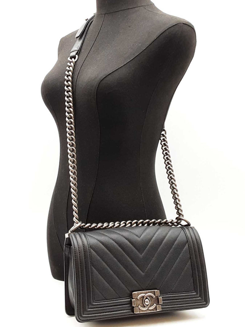 Chanel Boy Bag In Chevron-quilted Black Caviar Leather Fw1224wxzxdu