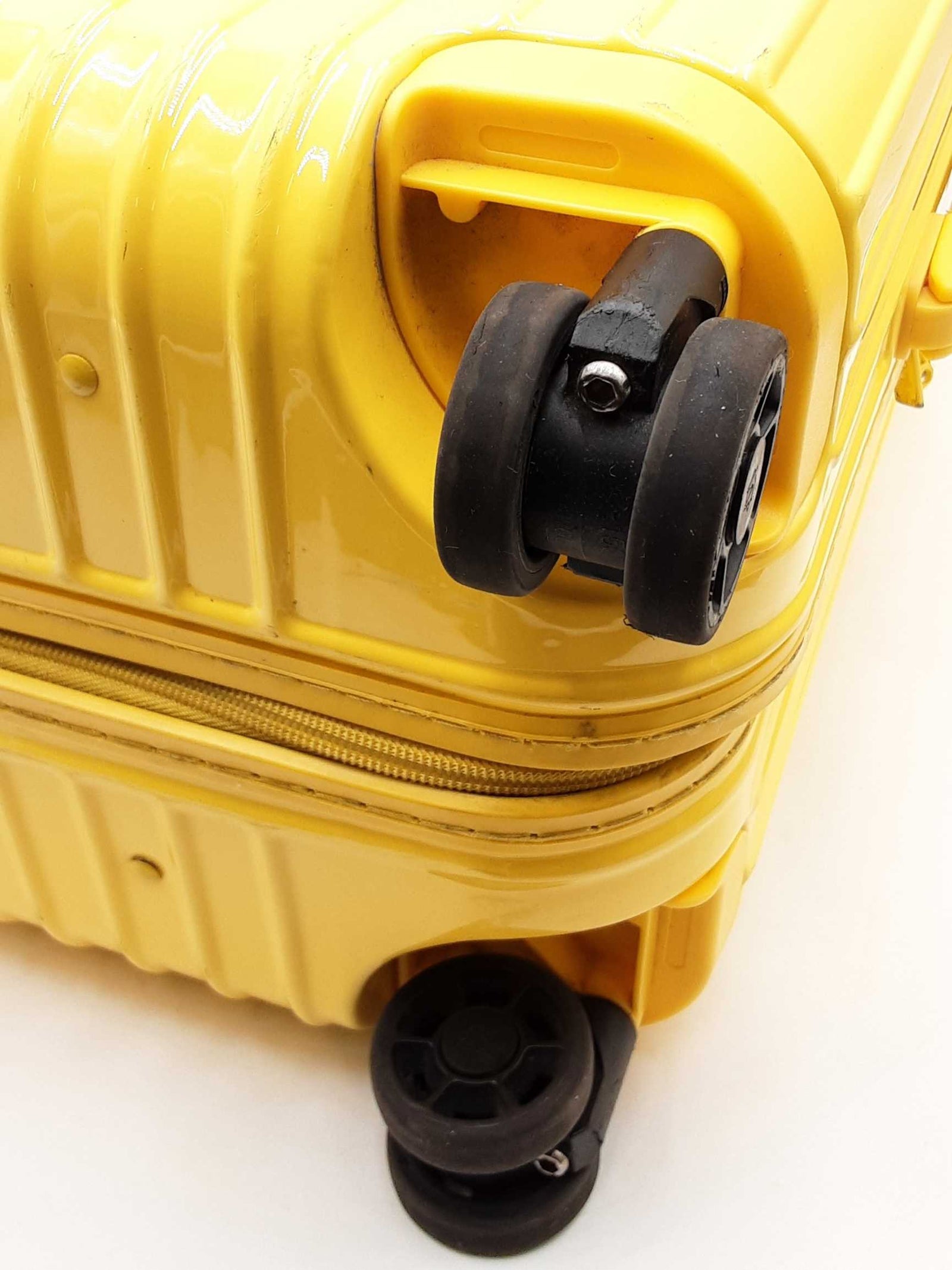 Rimowa Essential Lightweight Wheeled Cabin Suitcase In Gloss