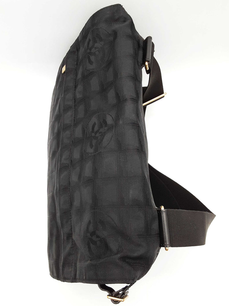 Chanel Travel Line Black Cc Logo Nylon Messenger Bag Do825oxzde