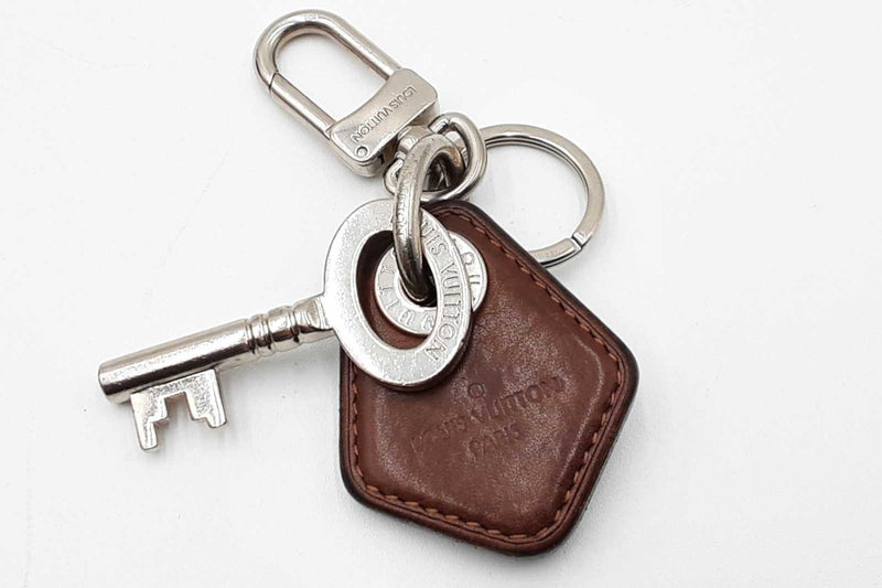 Louis Vuitton Leather Key Tag & Silver Tone Key Chain Eb0824rxdu