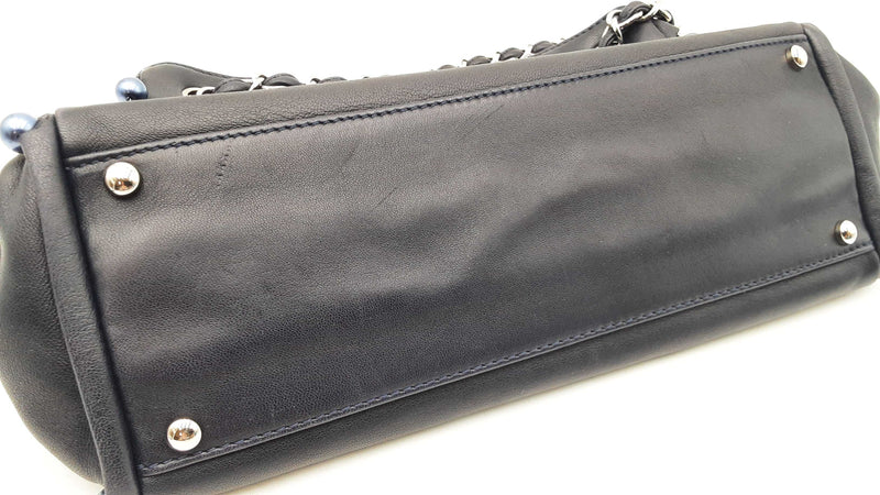 Chanel Pearl Obsession Tote Bag In Black Lambskin Fw0925lezxdu