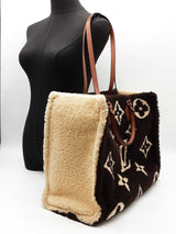 Louis Vuitton Onthego "Teddy" In Monogram Giant Shearling Fw0626llxzdu