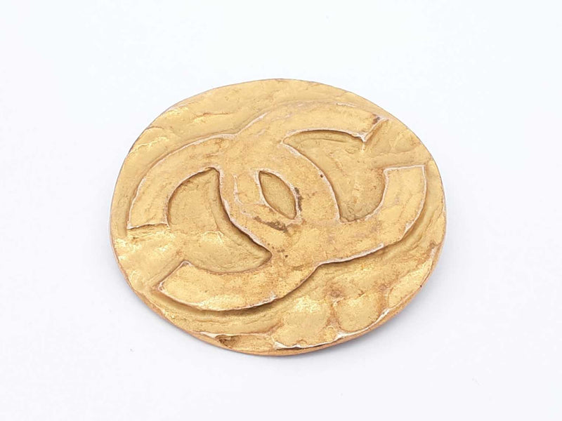 Chanel Cc Logo Gold-tone Hammered Finish Brooch Fw1025lrzdu