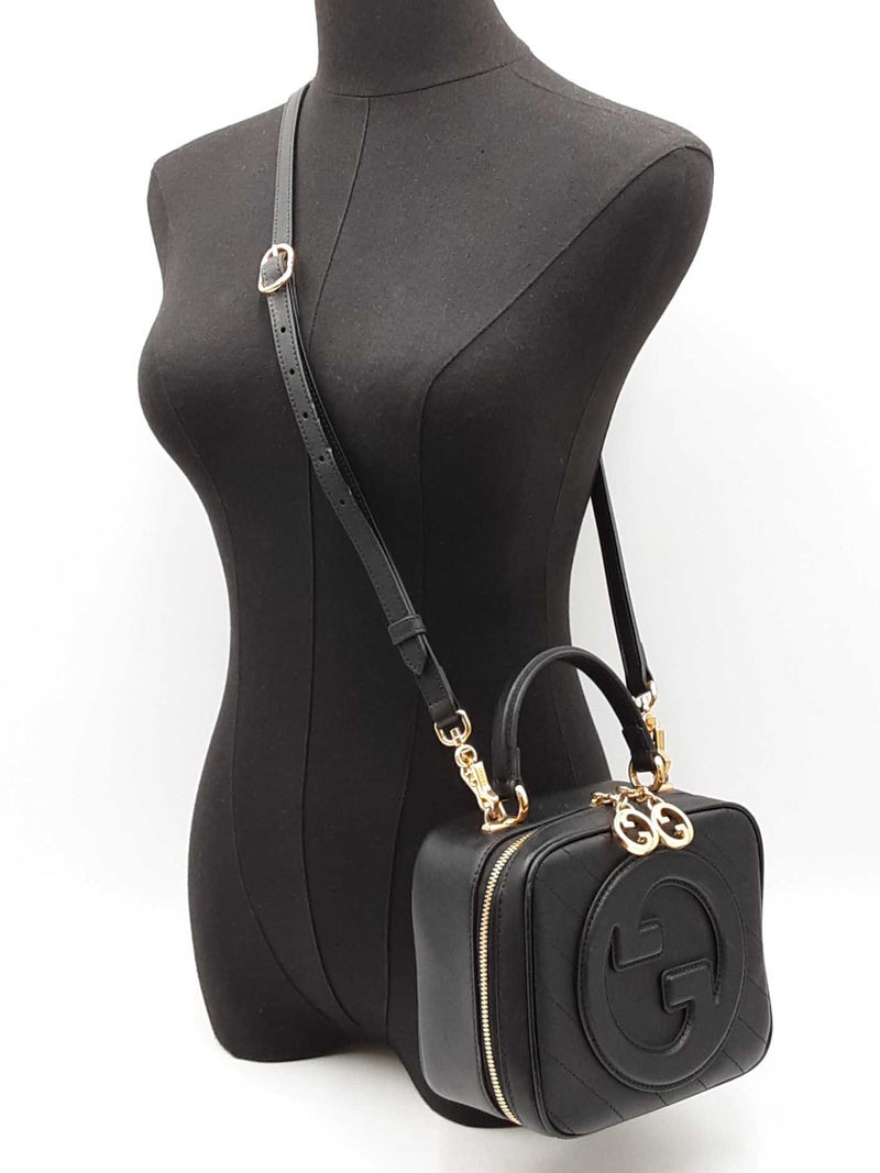 Gucci Blondie Top Handle Bag In Black Grained Leather Fw1025prxdu