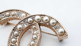 Chanel Cc Gold-tone Brooch In Faux Pearls & Strass Fw1025lrxdu
