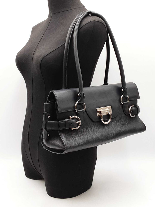 Salvatore Ferragamo Gancini Shoulder Bag In Black Leather Fw0925lordu