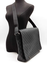 Louis Vuitton District Gm Messenger Bag In Damier Graphite Canvas Fw0326pzxdu