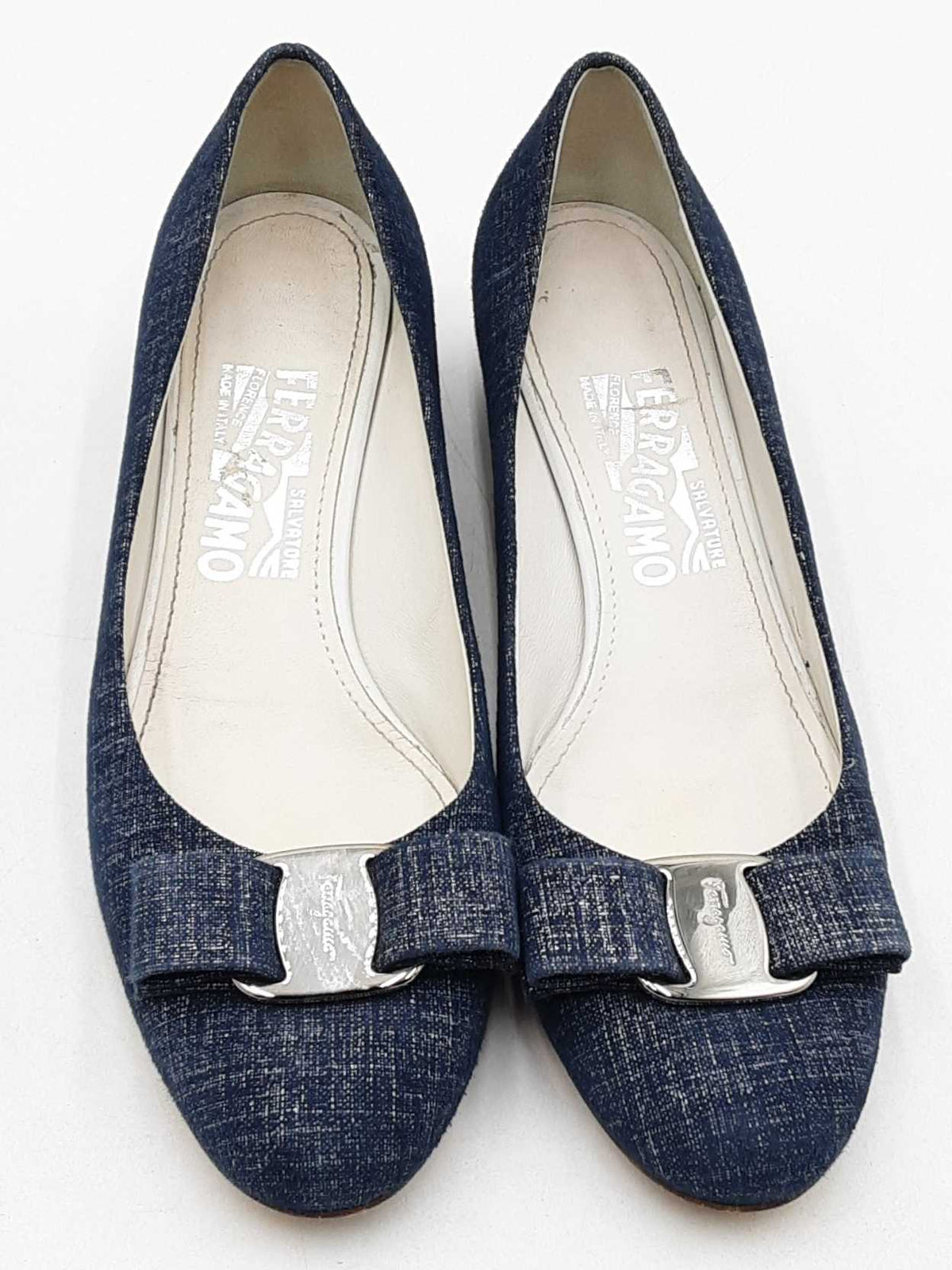 Salvatore Ferragamo Denim Print Vara Pumps Size 5.5 Eb1125ixdu