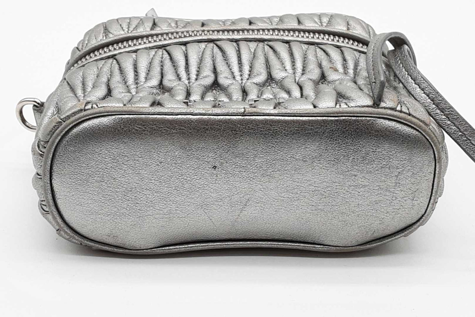 miu miu シルバー ボディバッグ Miu Miu Metalic Silver Leather Micro Crossbody Bag Eb0126cxzde