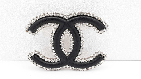 Chanel Cc Logo Silver-tone Brooch In Black Lambskin Leather & Strass Fw1125rzdu