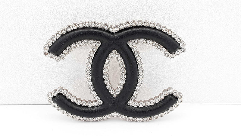 Chanel Cc Logo Silver-tone Brooch In Black Lambskin Leather & Strass Fw1125rzdu
