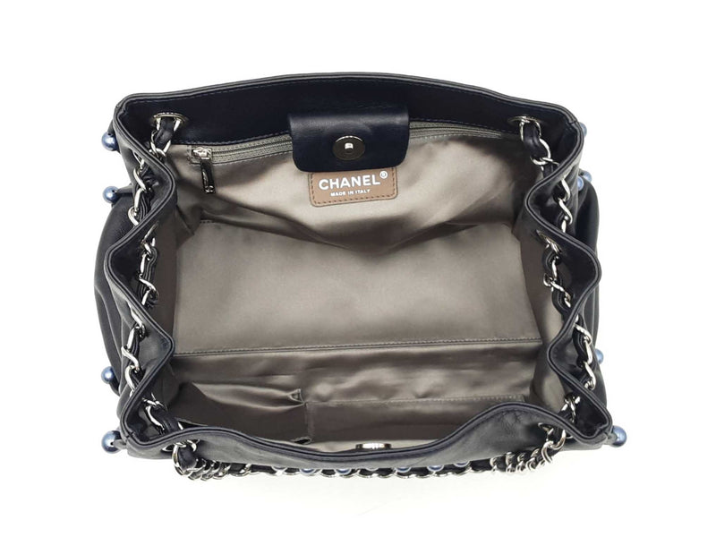 Chanel Pearl Obsession Tote Bag In Black Lambskin Fw0925lezxdu