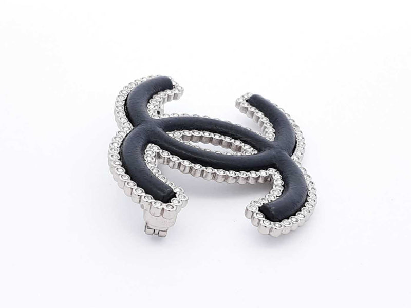 Chanel Cc Logo Silver-tone Brooch In Black Lambskin Leather & Strass Fw1125rzdu