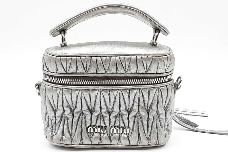 miu miu シルバー ボディバッグ Miu Miu Silver Matelasse Leather Phone Holder Crossbody Bag Miu