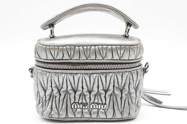 miu miu シルバー　ミニバッグ Miu Miu Metalic Silver Leather Micro Crossbody Bag Eb0126cxzde