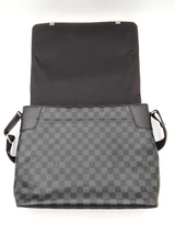 Louis Vuitton District Gm Messenger Bag In Damier Graphite Canvas Fw0326pzxdu