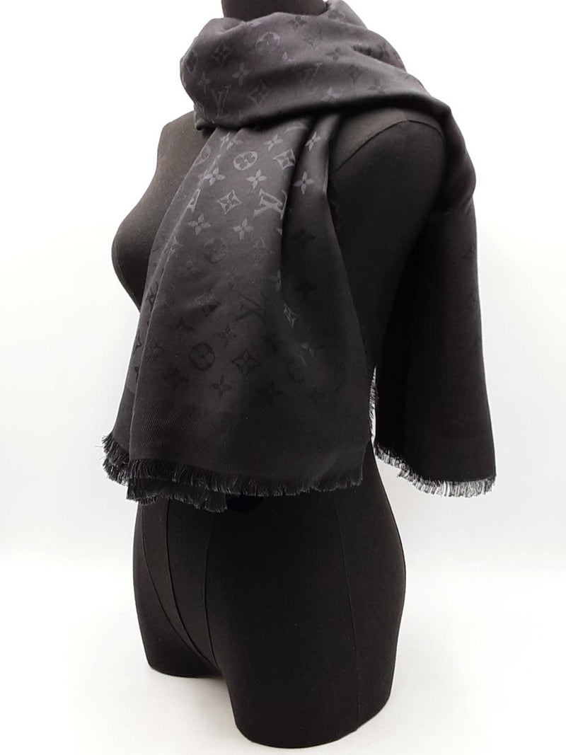 Louis Vuitton Monogram Shine Shawl In Black Silk & Wool Jacquard Fw1025wxzdu