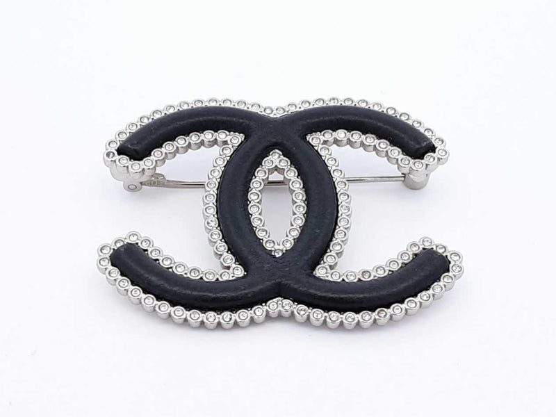 Chanel Cc Logo Silver-tone Brooch In Black Lambskin Leather & Strass Fw1125rzdu