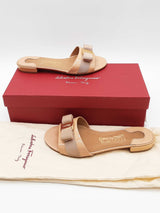 Salvatore Ferragamo Beige Patent Leather Vara Bow Slides Size 6 Eb0925lxzde
