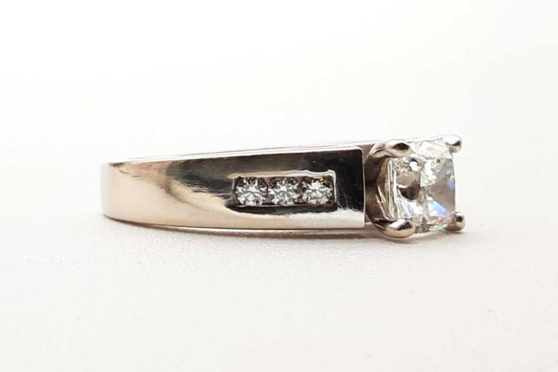 Approx 0.62 Ctw Diamonds 14k Wg 6.8g Ring Size 8 Do0924rxzde