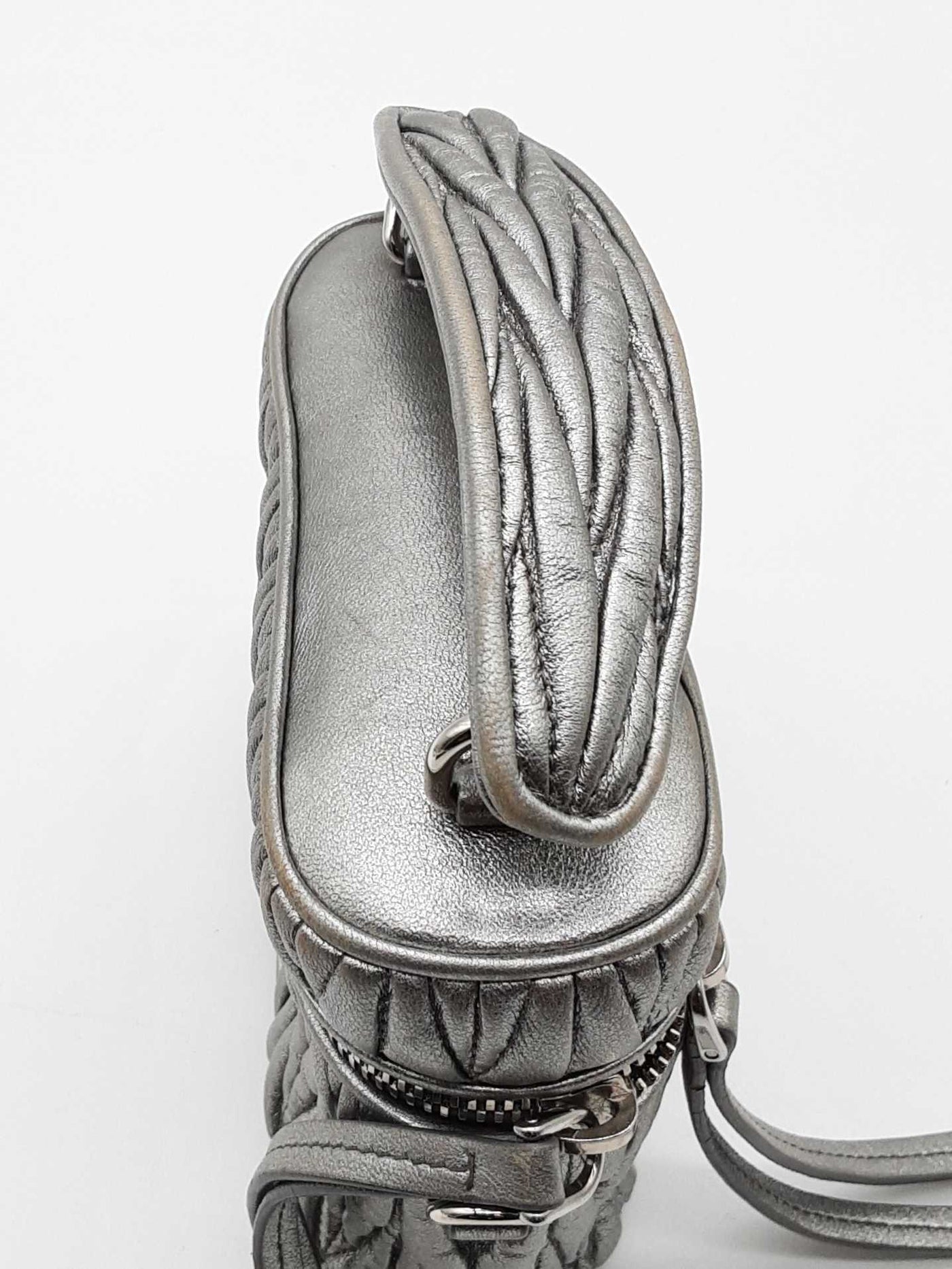 バッグ mii Miu Miu Metalic Silver Leather Micro Crossbody Bag Eb0126cxzde