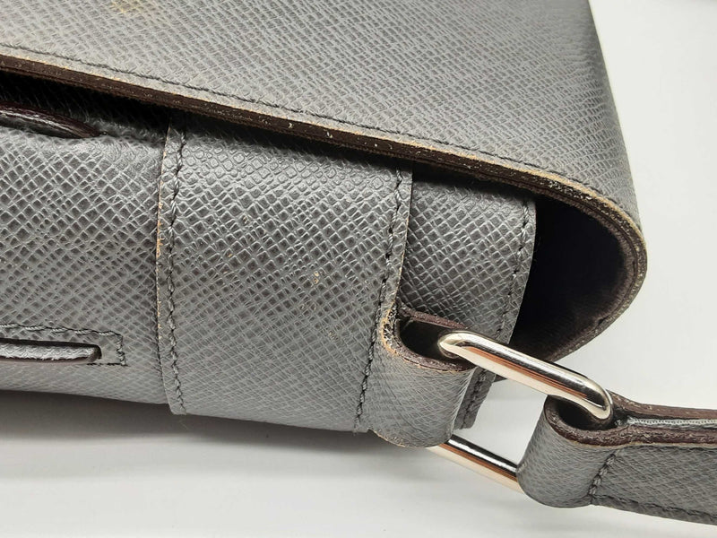 Louis Vuitton Roman Glacier Gray Taiga Leather Messenger Bag Do0824loxzde