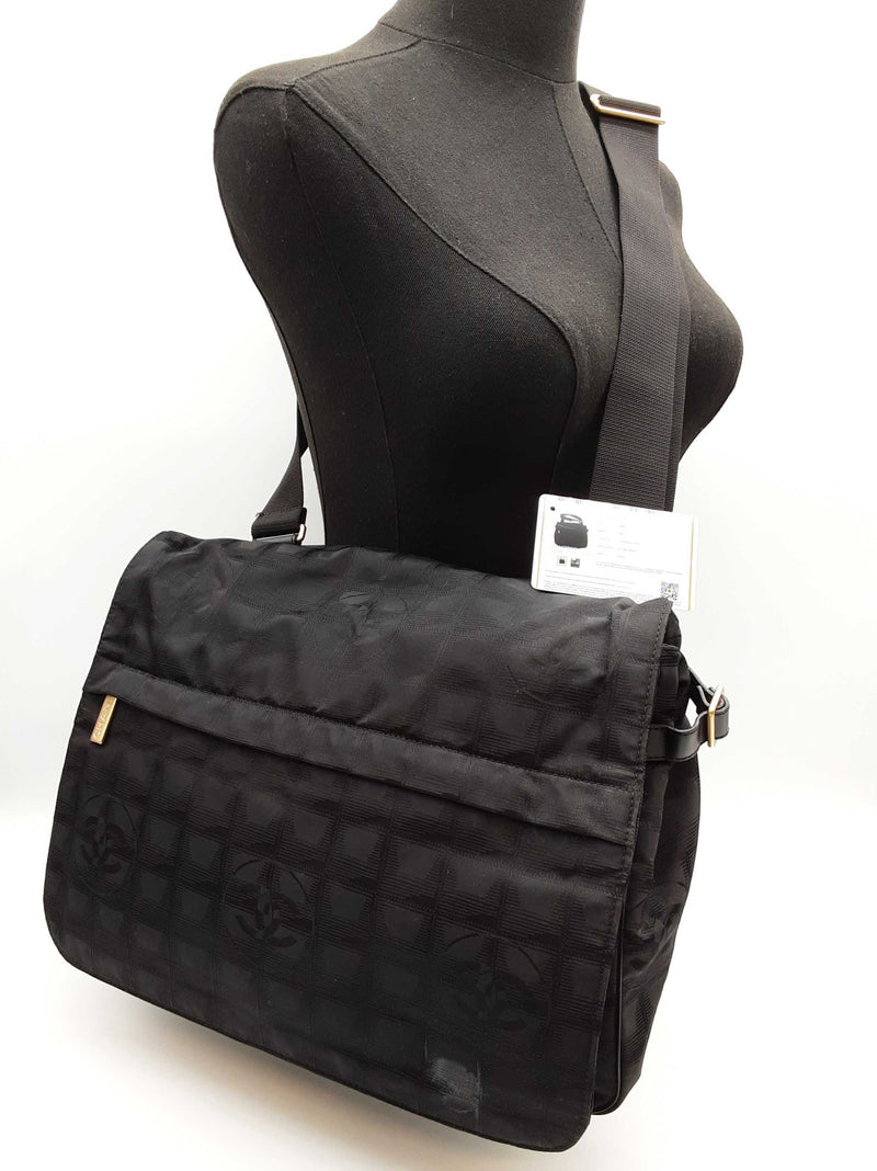Chanel Travel Line Black Cc Logo Nylon Messenger Bag Do825oxzde