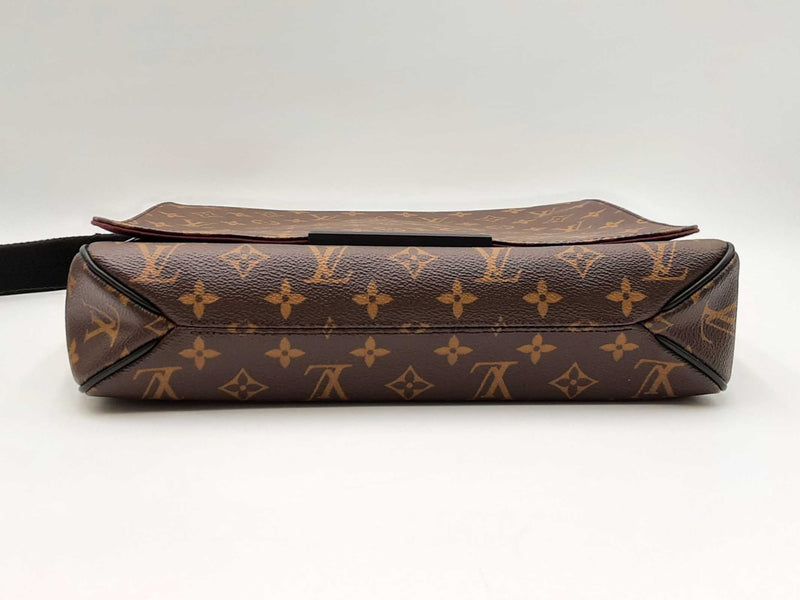 Louis Vuitton District Mm Monogram Coated Canvas Messenger Bag Fw0325pwxdu