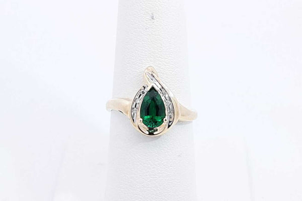 Green Gemstone & Diamond Ring In 10k Yellow Gold 3 Grams Size 7.25 Eb0924ixsa