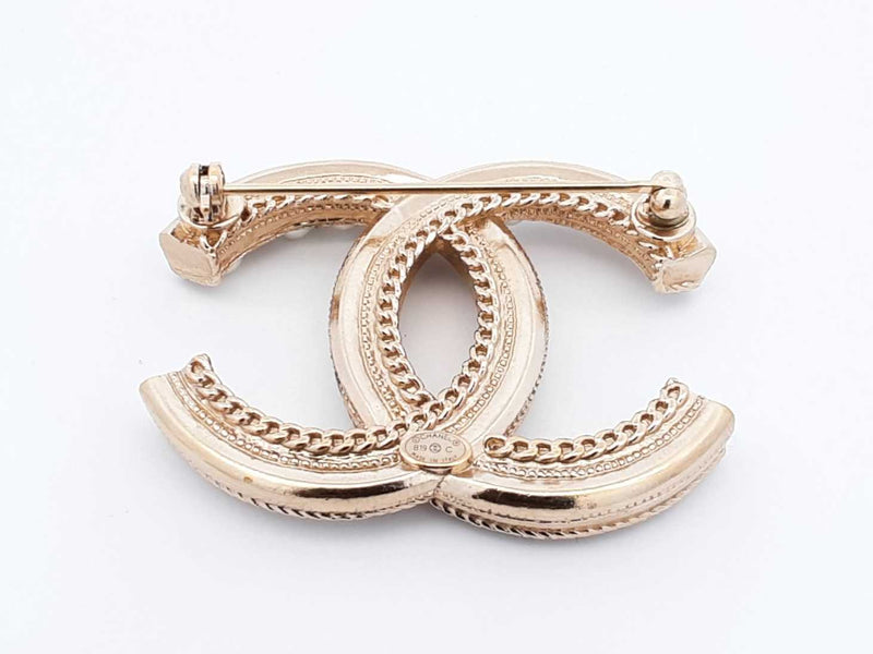 Chanel Cc Gold-tone Brooch In Faux Pearls & Strass Fw1025lrxdu